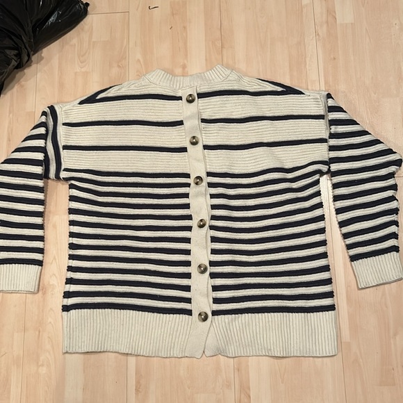 Madewell Crewmeck sweater with functional buttons up the back - Picture 2 of 7